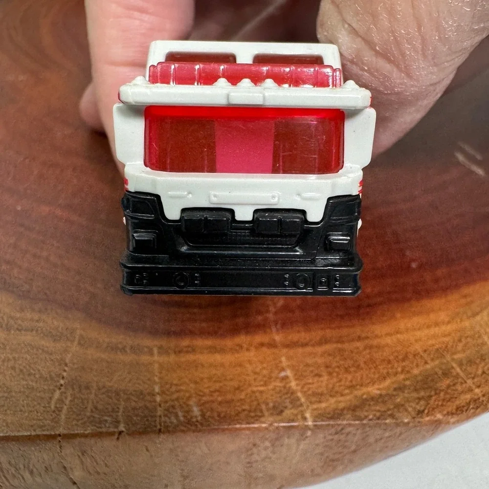 Matchbox Hazard Squad Fire Rescue Hazmat Unit White Red MB996 Diecast Truck 2009